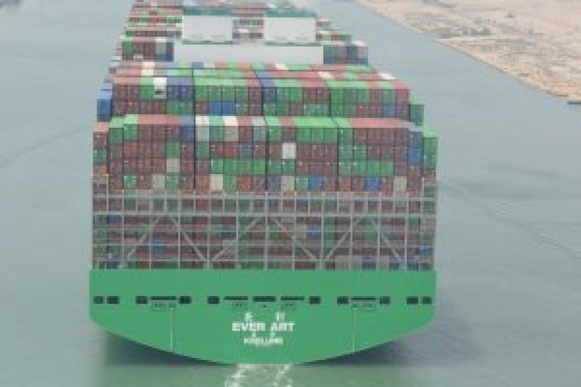 أكبر سفينة حاويات بالعالم EVER ART تعبر قناة السويس فى رحلتها الأولى