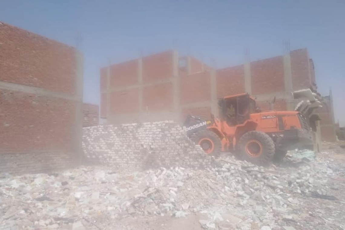 تنفيذ 28 قرارلإزالة تعديات واشغالات بمنطقة اللآجون بحي الجناين بمحافظة السويس