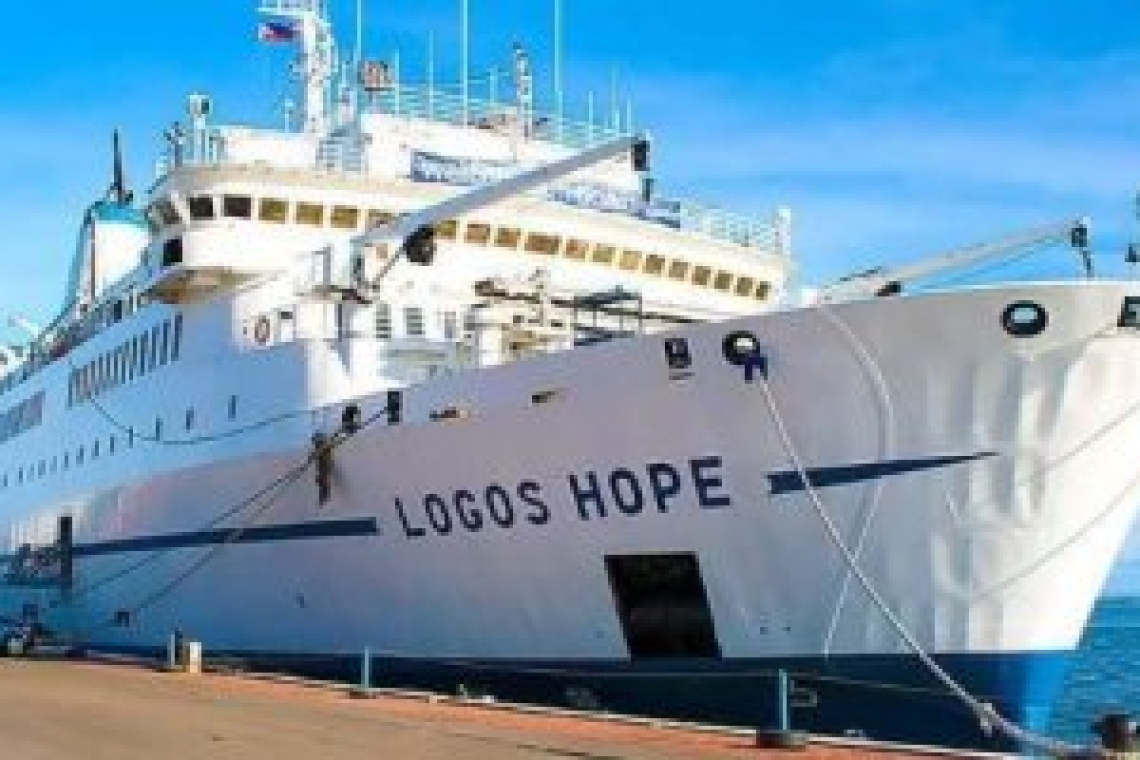 المكتبة العائمة ترسوا في ميناء بورسعيد