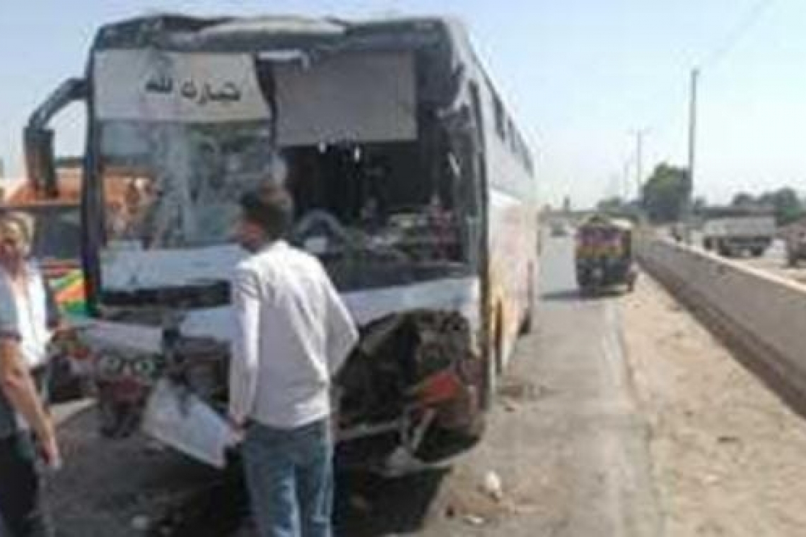 إصابة 13 شخص إثر حادث تصادم أتوبيسين بطريق الإسماعيلية - الزقازيق الزراعي