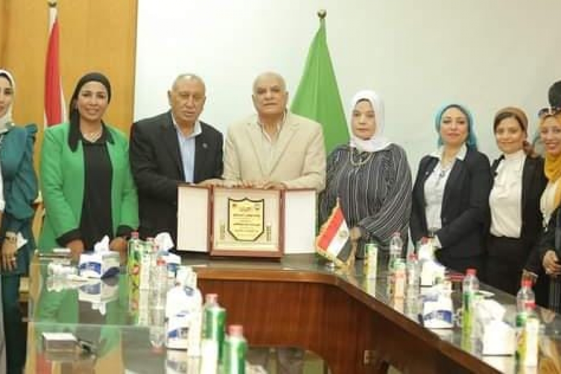 «أكرم الشافعي» يكرم «أحمد عثمان» ومجلسه السابق في إدارة الغرفة التجارية بالإسماعيلية