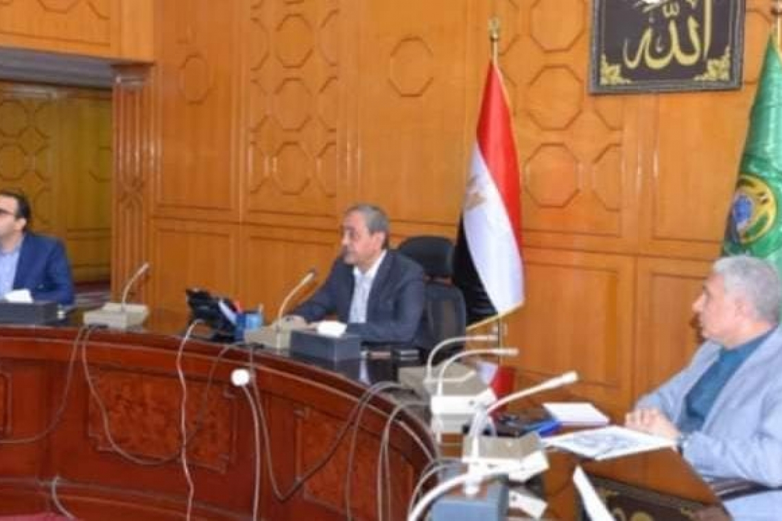 محافظ الإسماعيلية يجتمع باللجنة العليا لحركة النقل والمرور