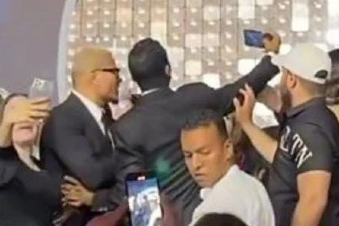 رواد مواقع التواصل الإجتماعي تهاجم الفنان عمرو دياب.. والسبب صادم