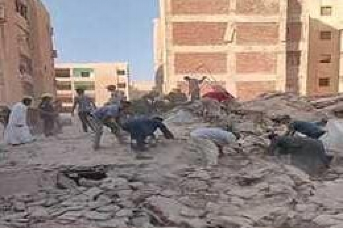 مصرع إثنان وإصابة آخرين إثر إنهيار عقار بمنطقة الكاكاولا بالإسماعيلية