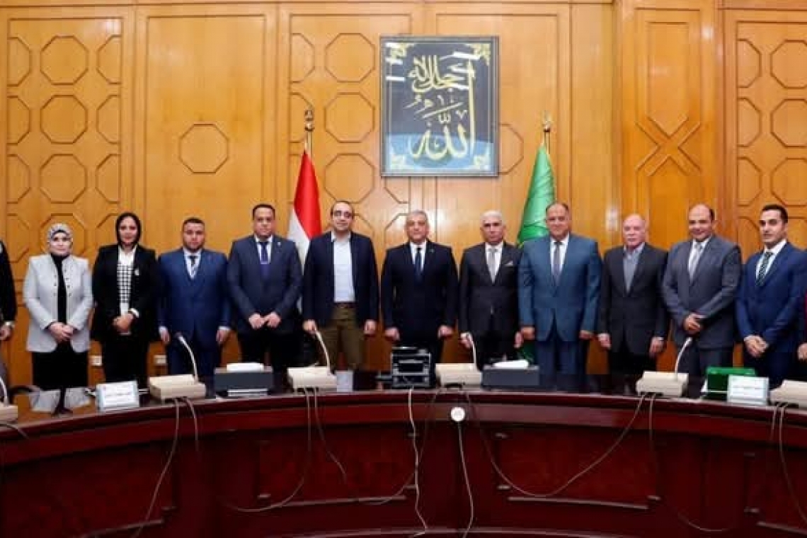 محافظ الإسماعيلية يكرم أصحاب الجهد المتميز داخل الجهاز التنفيذي للمحافظة