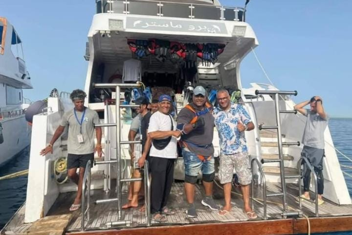 كابونجا.. يسحب يختاً على متنه 50 سائحاً 350 طن بأسنانه في الغردقة